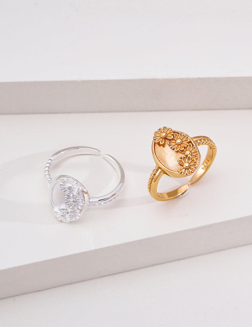 French Vintage Daisy S925 Ring - Dual Tone Angle