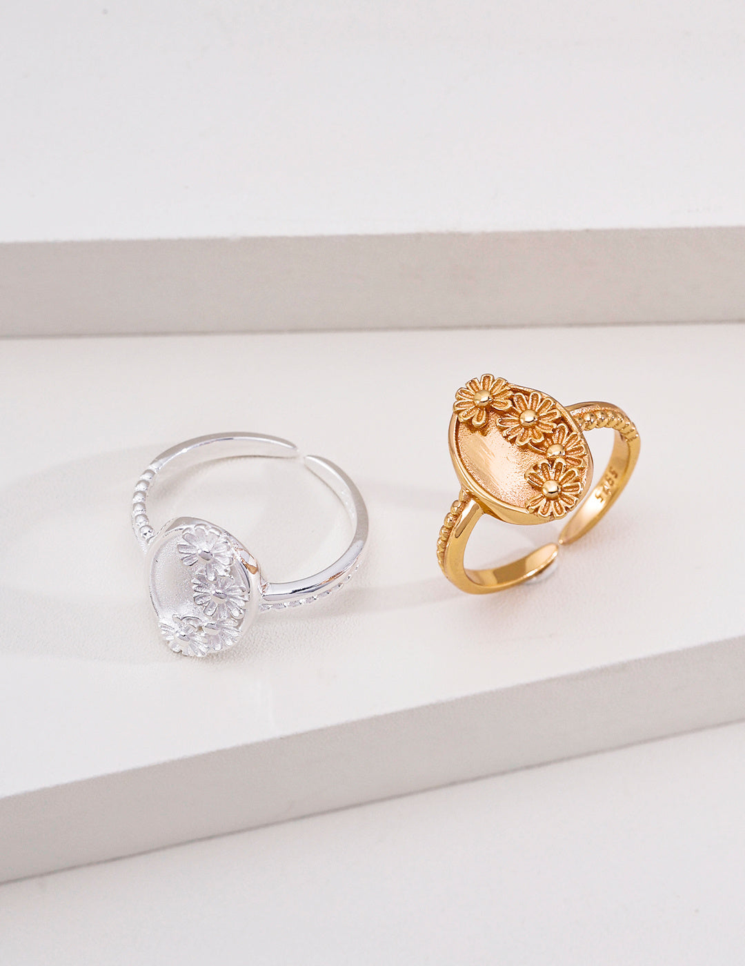 French Vintage Daisy S925 Ring - Dual Tone Angle