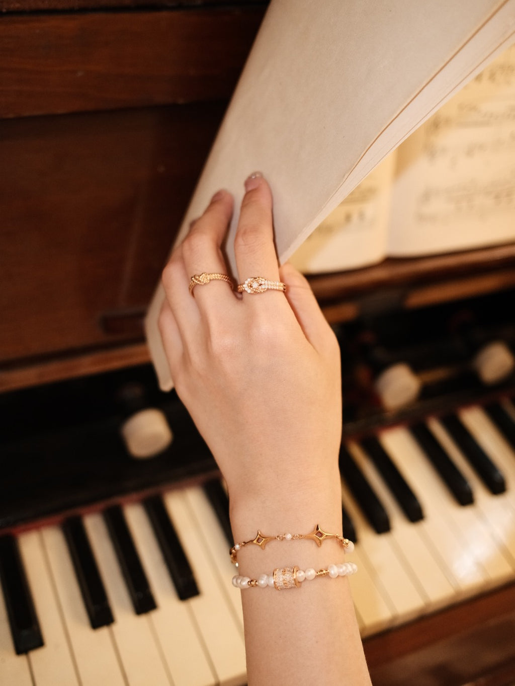 Fortune Knot Pavé Zirconia S925 Ring - Lifestyle Detail