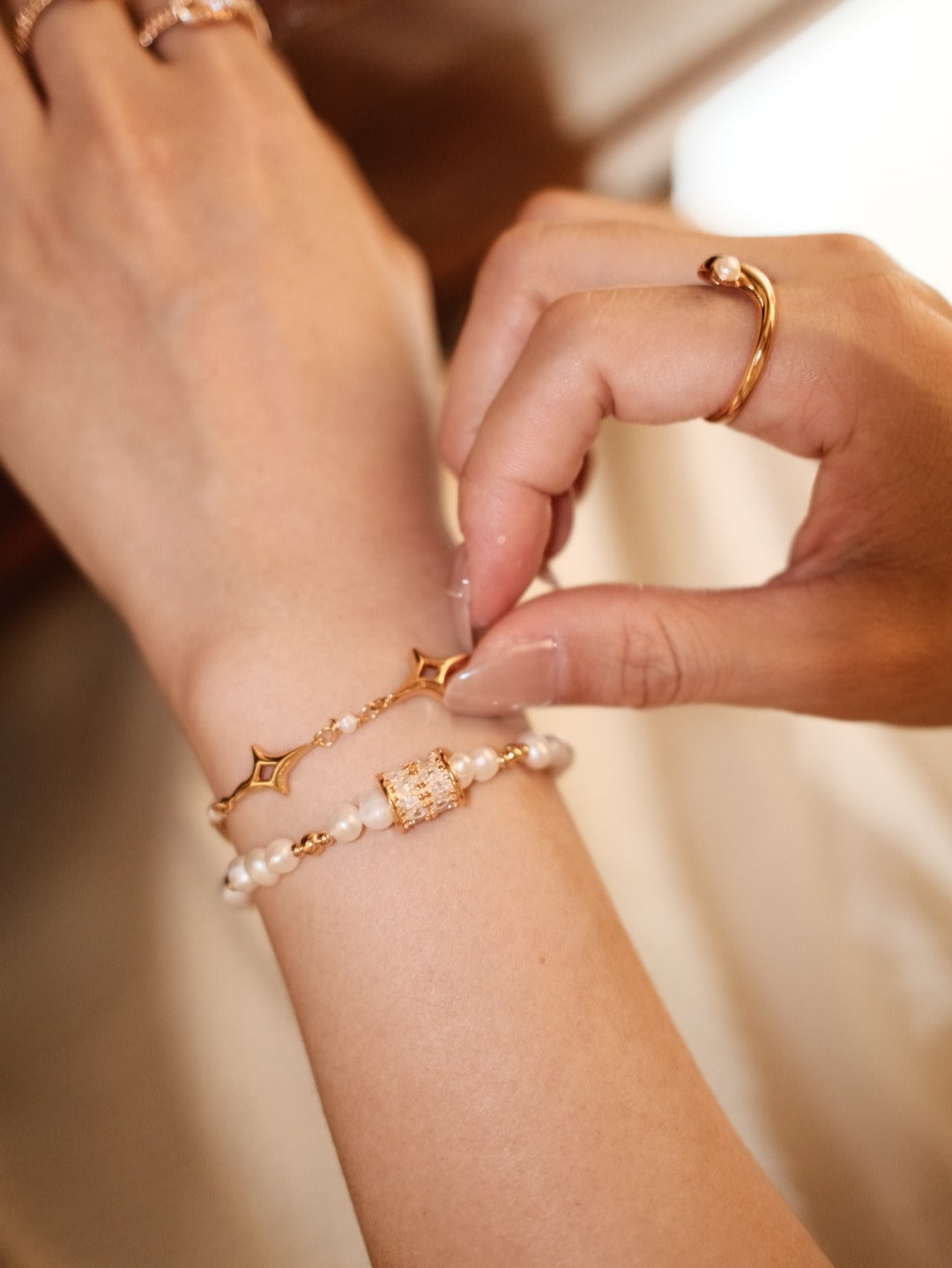 Spinning Fortune Barrel Pearl S925 Bracelet - Model Wrist