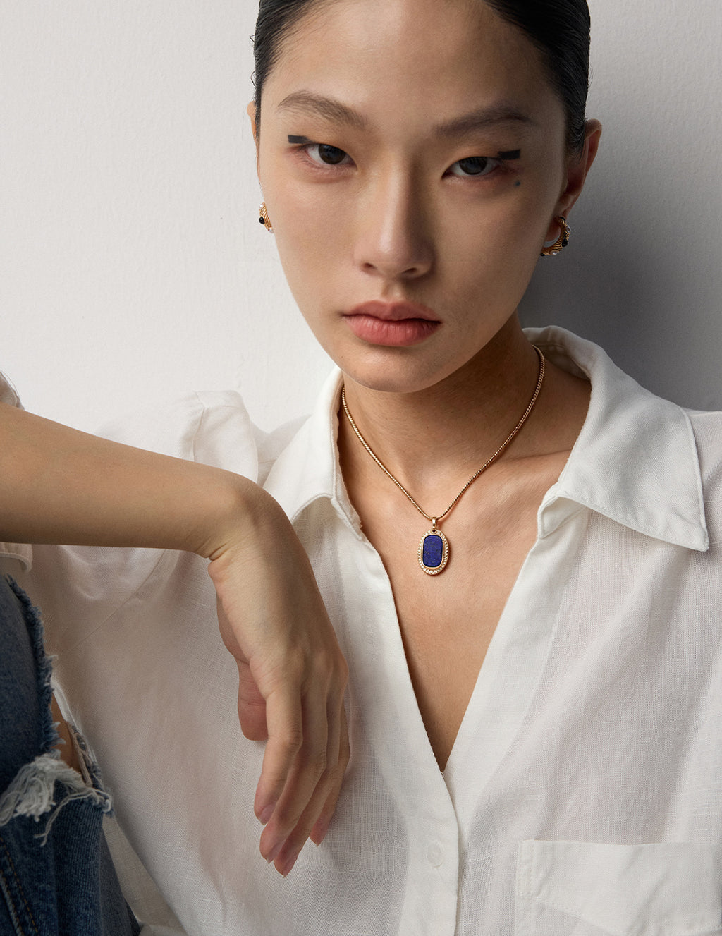 Royal Lapis Lazuli Hammered S925 Necklace - Model Portrait