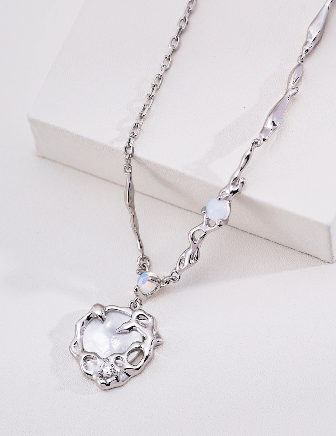 "Lunar Laurel" Mother-of-Pearl S925 Necklace - Silver