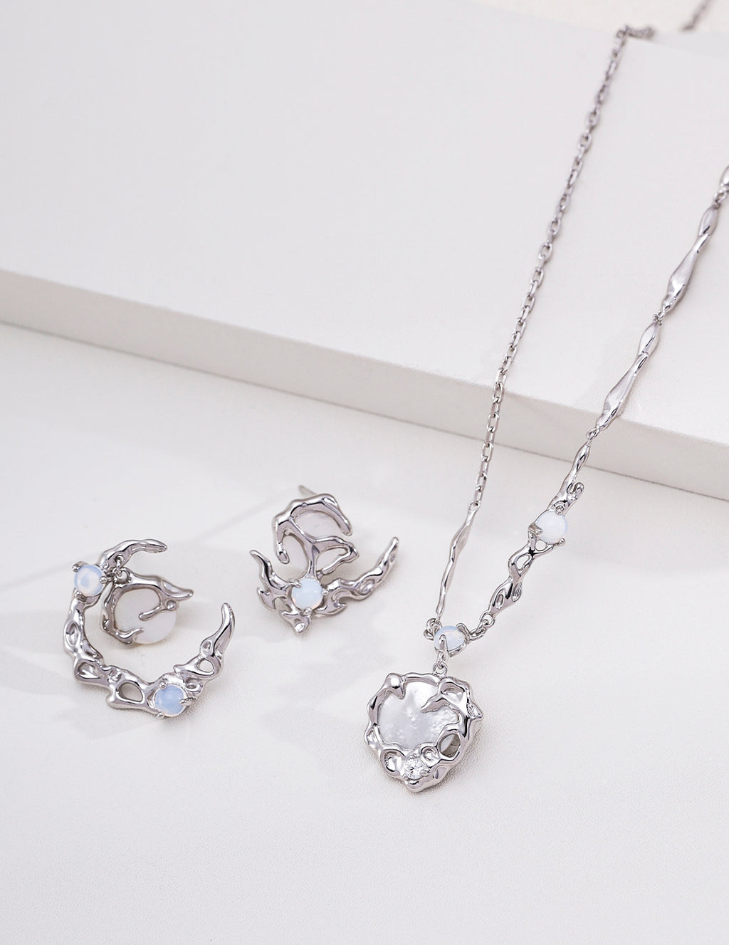 "Lunar Laurel" Mother-of-Pearl S925 Necklace - Silver Jewelry Set