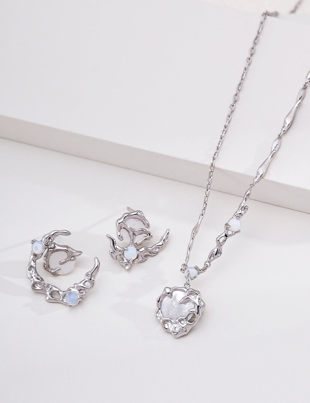 "Lunar Laurel" Mother-of-Pearl S925 Necklace - Silver Jewelry Set