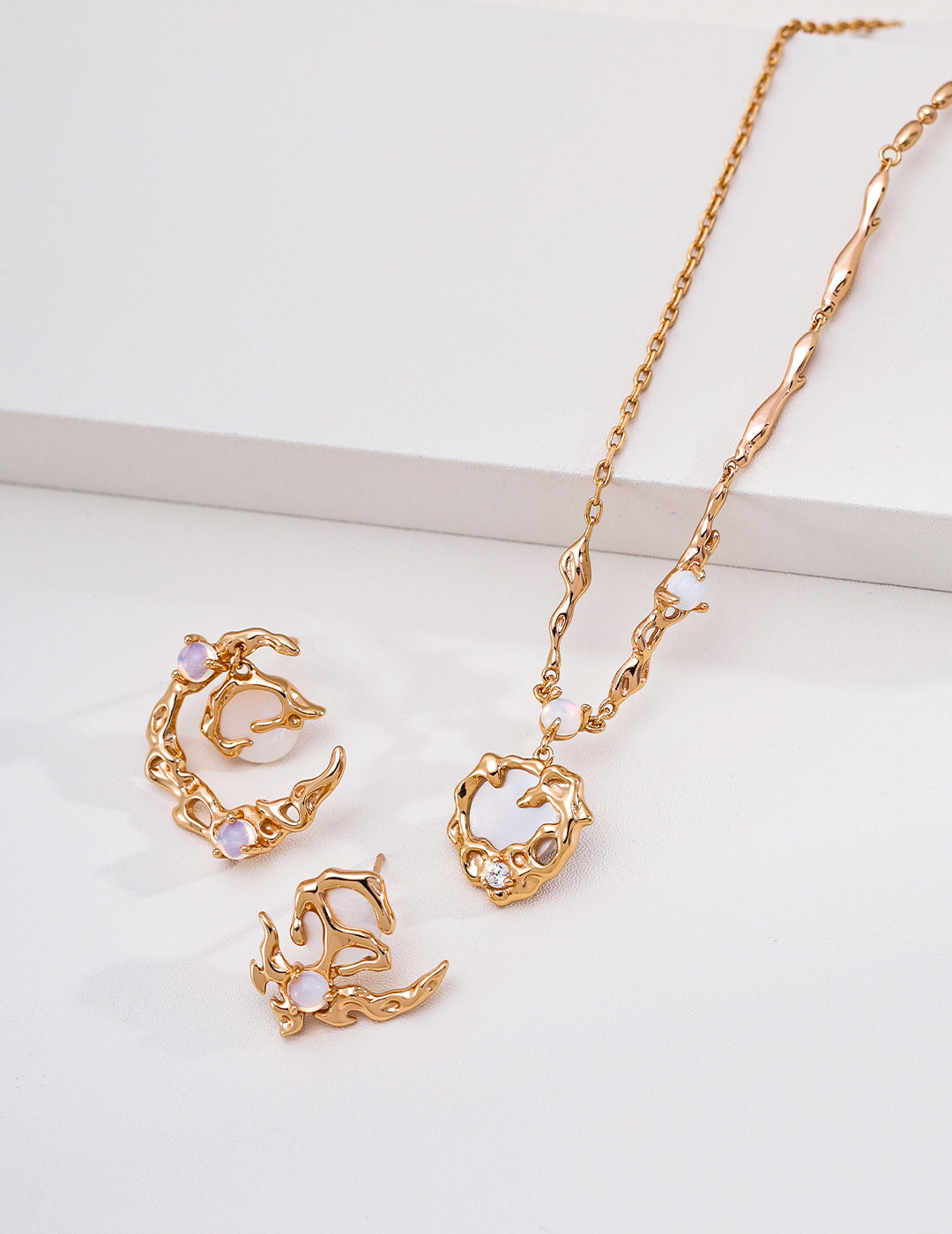 "Lunar Laurel" Mother-of-Pearl S925 Necklace - Gold Jewelry Set
