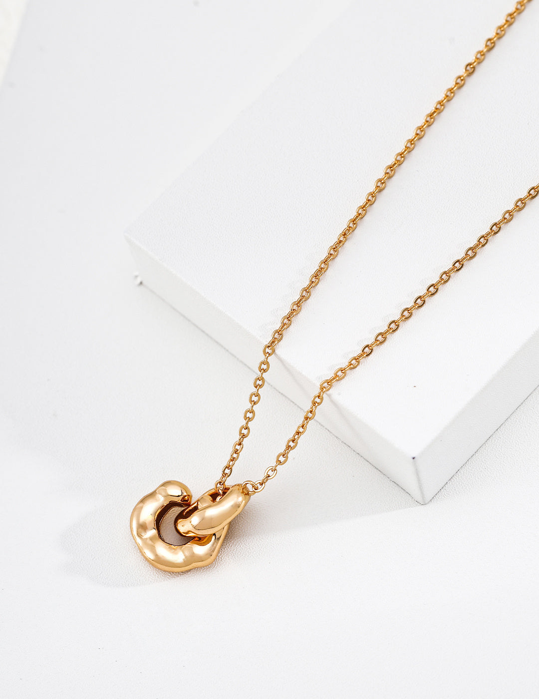 "Eternal Embrace" Interlocking Loop S925 Necklace - Gold