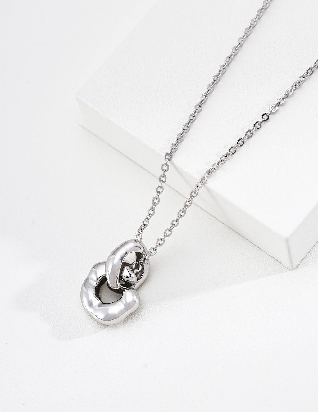 "Eternal Embrace" Interlocking Loop S925 Necklace - Silver