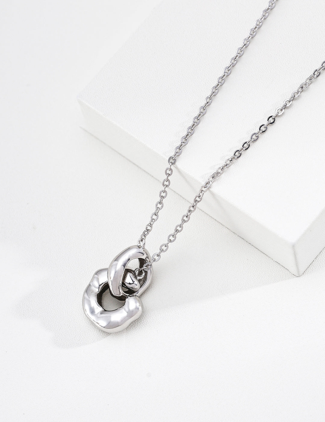 "Eternal Embrace" Interlocking Loop S925 Necklace - Silver