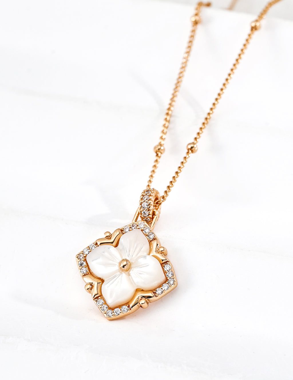 "Palace Clover" Mother-of-Pearl Necklace - Gold