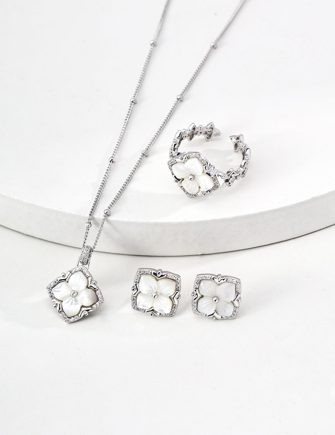"Palace Clover" Mother-of-Pearl Necklace - Silver Jewelry Suite
