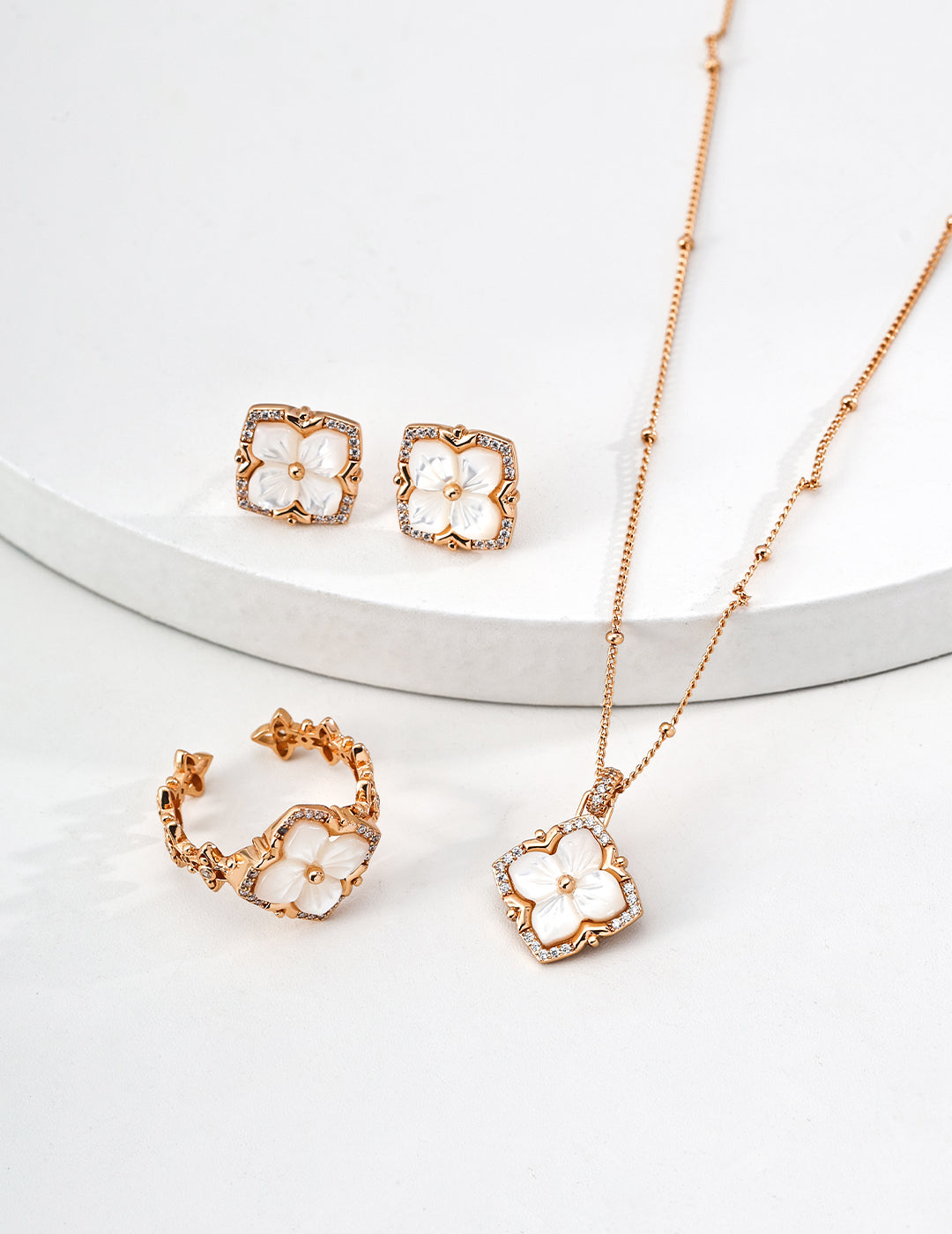 "Palace Clover" Mother-of-Pearl Necklace - Gold Jewelry Suite