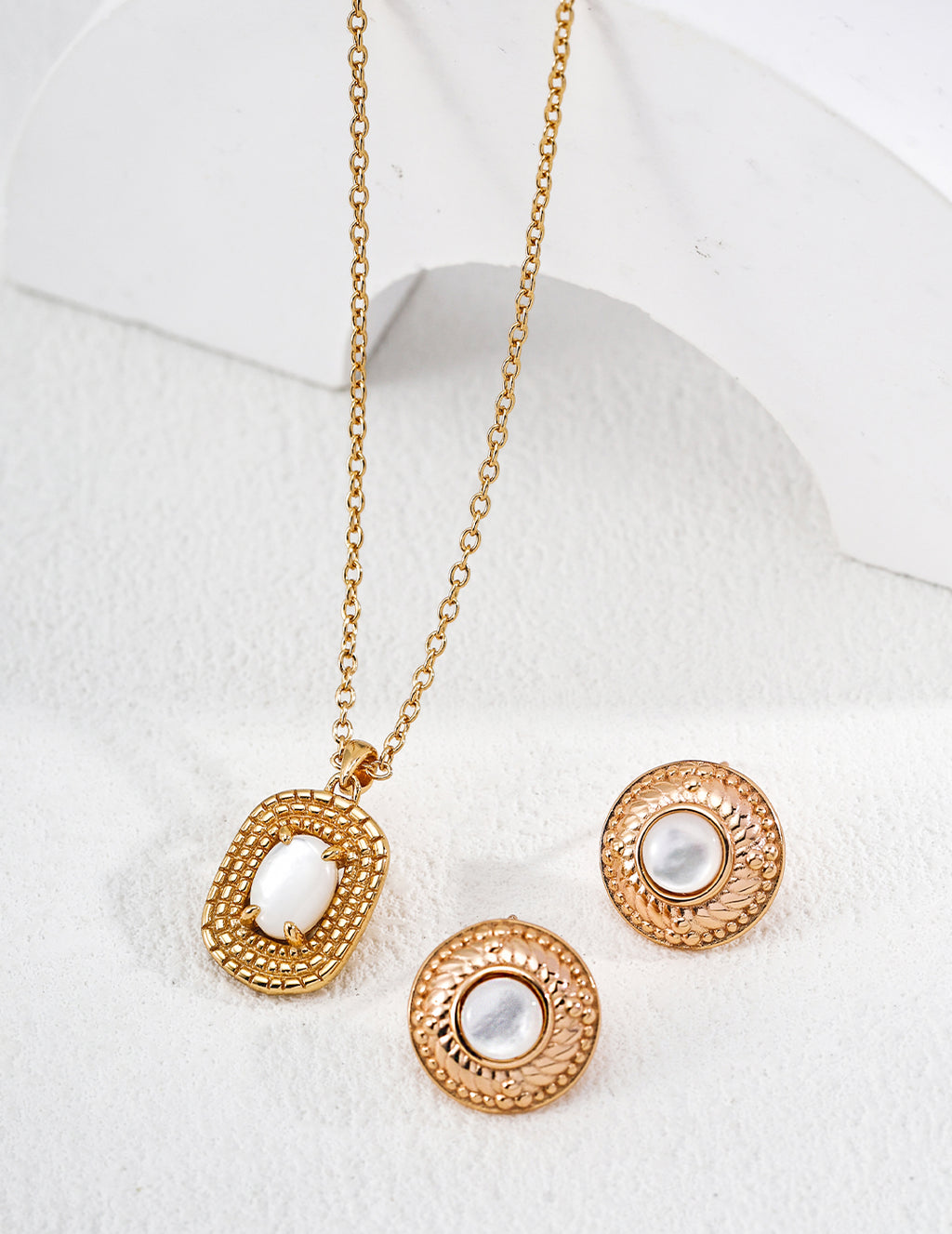 "Woven Rattan" Mother-of-Pearl Necklace - Jewelry Set